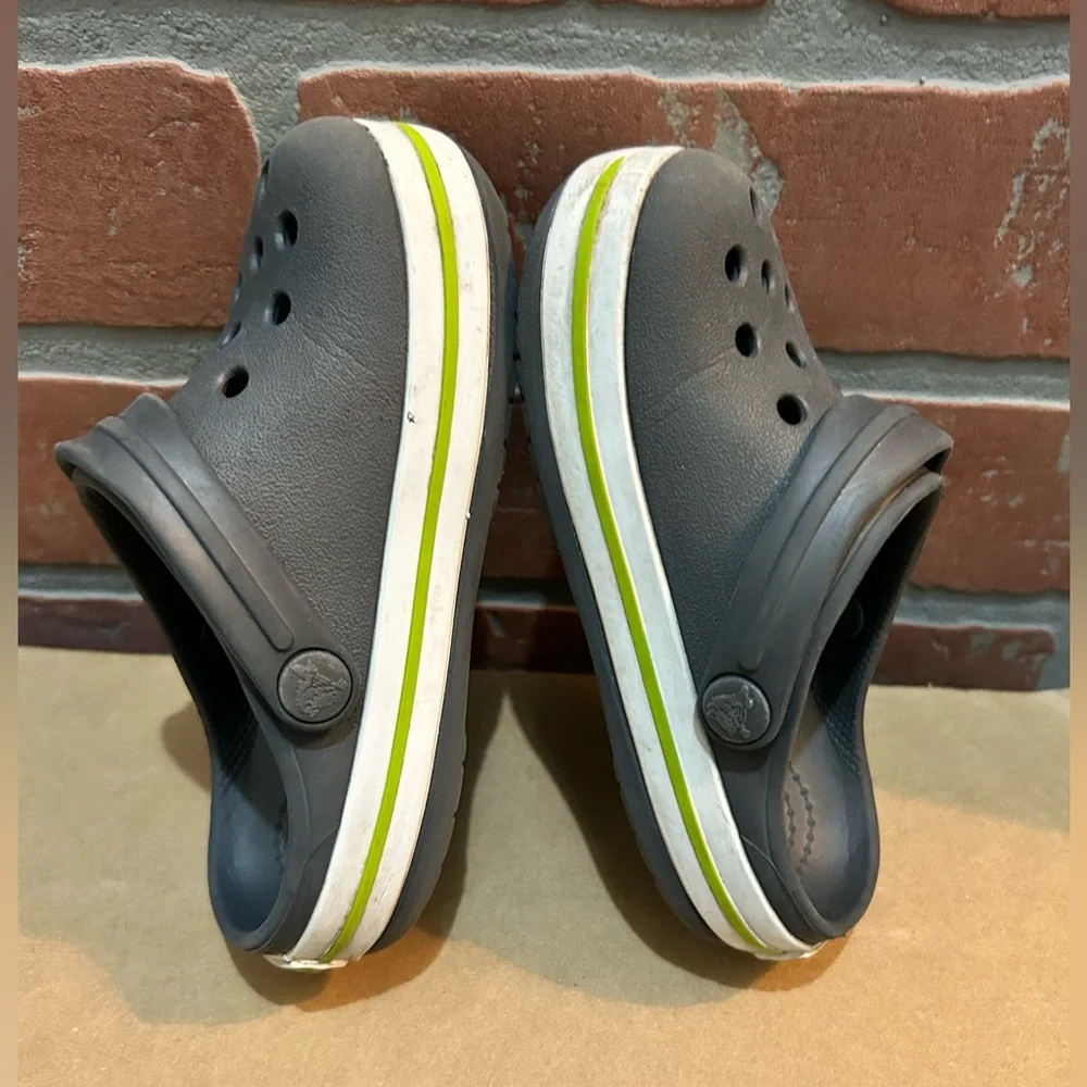 Crocs little boys,kids gray w/green size 7 toddler